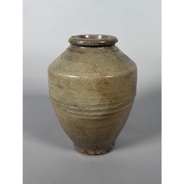Cream-colored crackled stoneware vase, Ming Dynasty (1368-1644), China For Sale