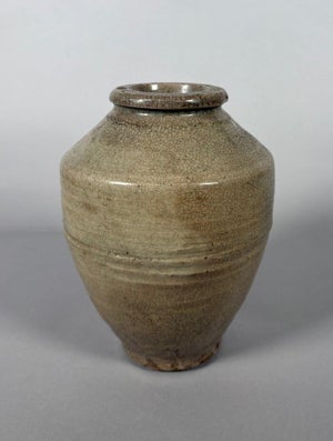 Cream-colored crackled stoneware vase, Ming Dynasty (1368-1644), China
