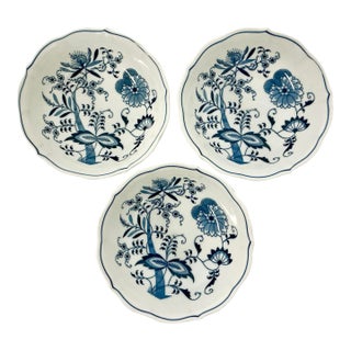 1970s Vintage Japanese Chinoiserie Meissen Blue Danube Coupe Cereal Bowls - Set of 3. For Sale
