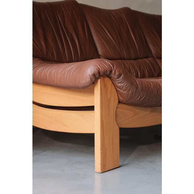 Mid-Century Modern Vintage Three-Seater Sofa in Elm and Leather from Maison Regain, 1970s For Sale - Image 3 of 14