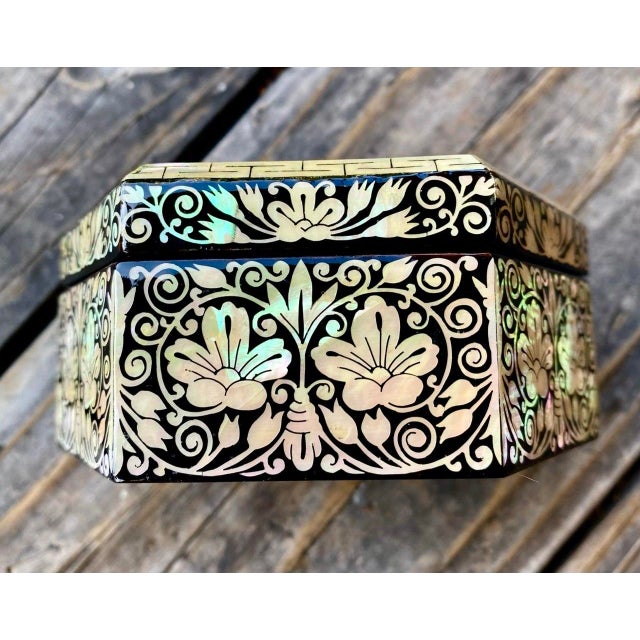 Early 21st Century Korean Najeonchilgi Hexagonal Mother-of-Pearl Floral Lacquer Box For Sale - Image 5 of 15