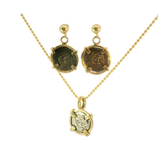 This exquisite antique set features a pair of drop earrings and a matching coin pendant necklace, crafted in 14K yellow...
