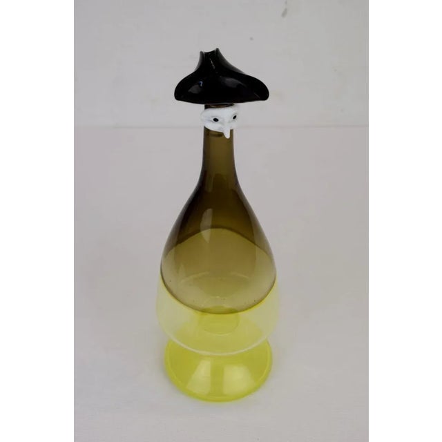 Two-tone Murano glass bottom of Italian production of the 60's. The bottom has details in glass paste representing a mask....