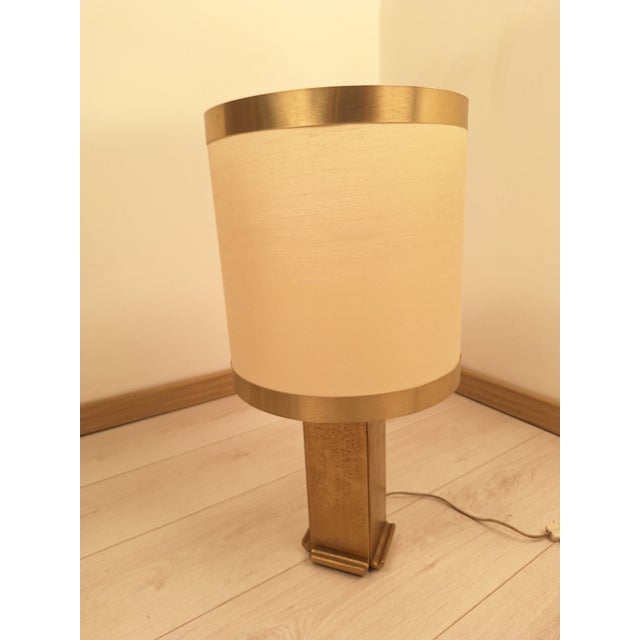 1960s Sculpture Table Lamp in Chiseled Brass with Aluminum-Edged Lampshade, 1960s For Sale - Image 5 of 10