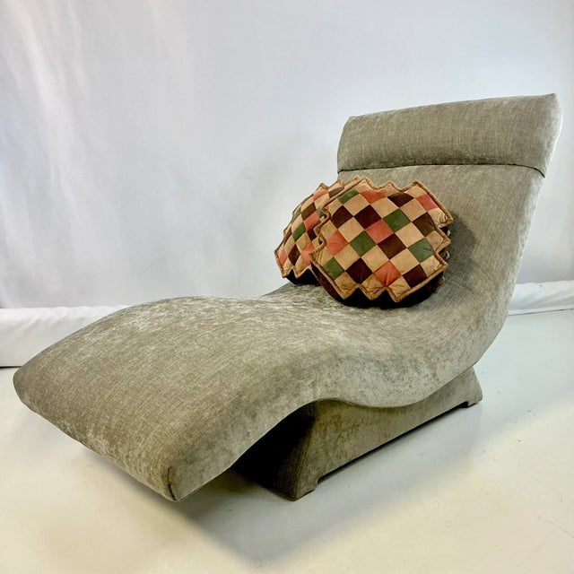 Vintage Home is pleased to present this newly reupholstered 1960s Wave Chaise Lounge in the manner of Adrian Pearsall. The...
