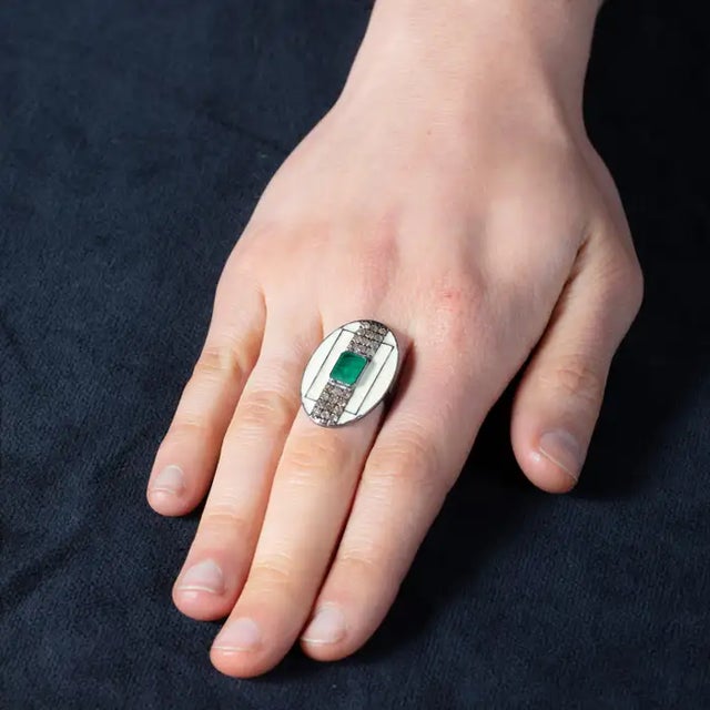1990s Emerald, Diamond and White Enamel Cocktail Ring, Size 7.25 For Sale - Image 4 of 8
