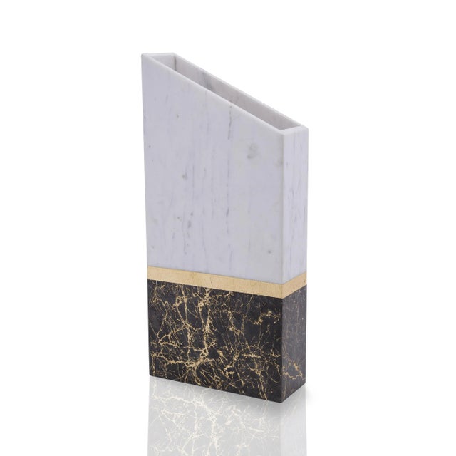 This model Chimney vase arrives in black and white or green and white marble