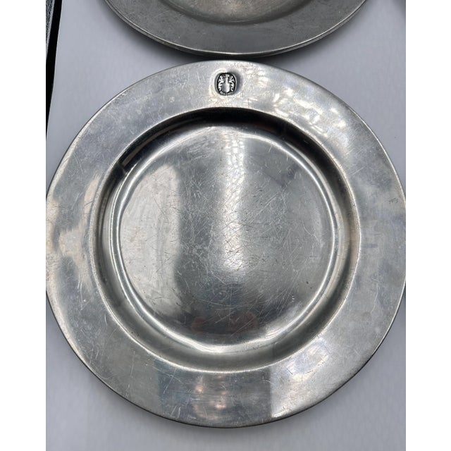 Metal Vintage 4 - Wilton Armetale Pewter Colonial Liberty Crest 10.5" Dinner Plates For Sale - Image 7 of 13