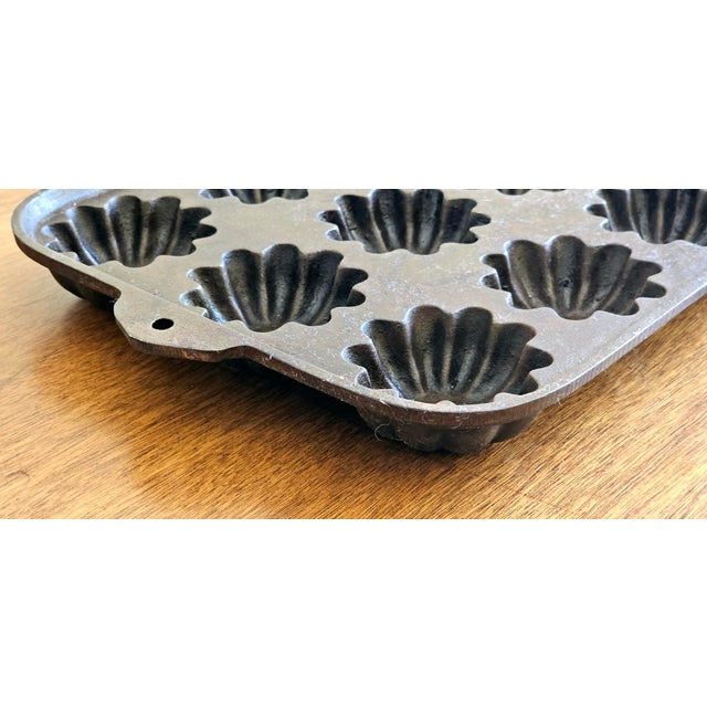 Antique 12-Cup Cast Iron “Turk’s Head” Gem Pan / Fluted Muffin Tin, Circa 1900 For Sale In Naples, FL - Image 6 of 11