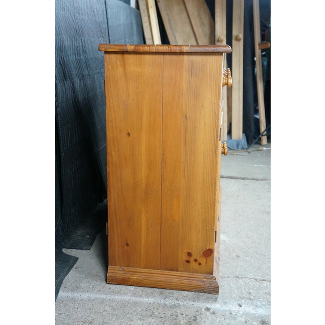 Late 20th Century Ethan Allen Old Tavern Pine Country Farmhouse Buffet Console Cabinet 23-6006 For Sale - Image 11 of 18