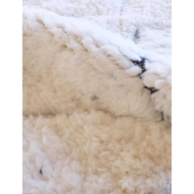 Mid-Century Modern White Beni Ourain Rug - 6.8 X 4.4 Ft For Sale - Image 3 of 8