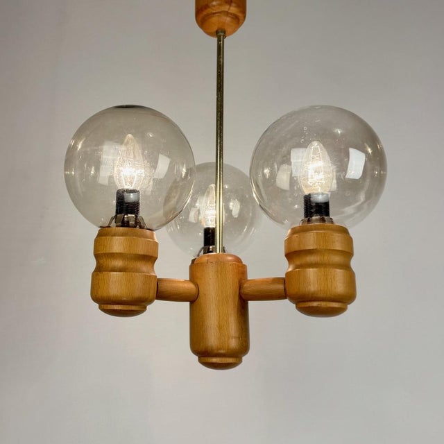 Mid-Century Modern Scandinavian Three-Arm Pendant Light in Pine and Smoked Glass Globes, 1970s, in Very Good conditions....