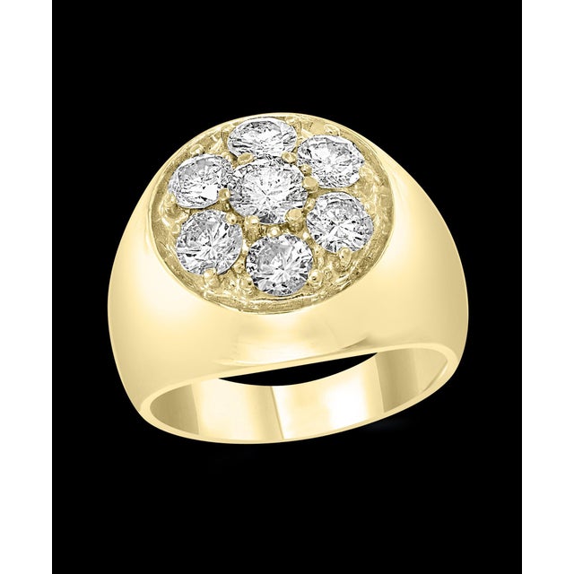 1.75 Carat, 7 Diamonds Traditional Men's Ring 14 Karat Yellow Gold Ring Estate For Sale - Image 4 of 8