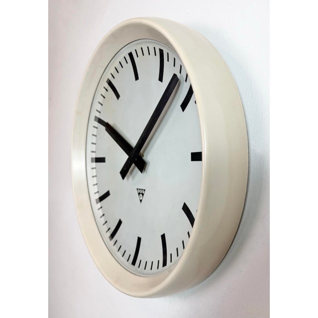 Mid-Century Modern Large Industrial Bakelite Factory Wall Clock from Pragotron, 1960s For Sale - Image 3 of 18
