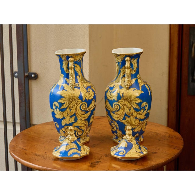 Pair of English 1840s Mason’s Ironstone Lidded Vases With Blue & Gilt Scrollwork For Sale In Atlanta - Image 6 of 9