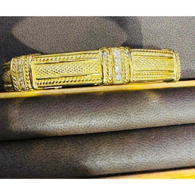 Judith Ripka Hinged Gold & Diamond Bangle Bracelet 18 Kt Yellow Gold 66 Gm For Sale - Image 11 of 17