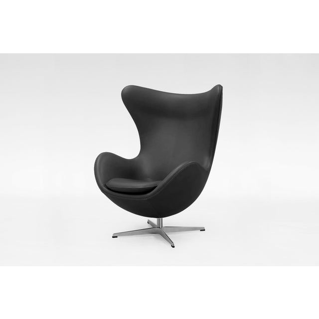 Black Vintage Egg Chair in Black Leather by Arne Jacobsen for Fritz Hansen, 1950s For Sale - Image 8 of 8