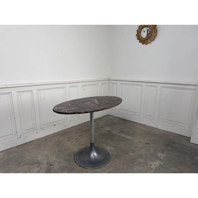 Stunning little tulip table dating from the 1970s with a marble top. The quality of the marble, polished on the surface...