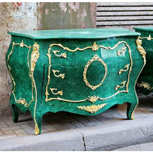 French Grand French Louis XV Style Green Commode With Gold Leaf & Bronze Details – Luxury 3 Drawer Chest For Sale - Image 3 of 3
