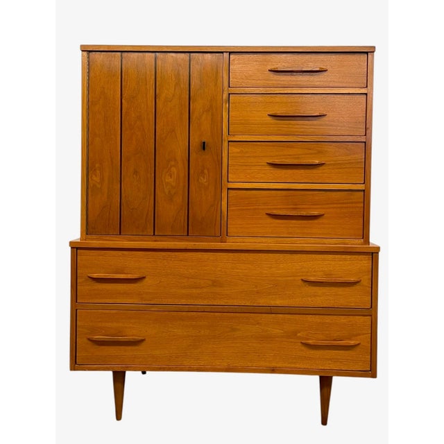 Mid-Century Modern Vintage Mid-Century Modern Bedroom Set - Gentleman's Chest Highboy & Sculpted Pull Credenza Dresser, 1960s, 2 Pieces For Sale - Image 3 of 9