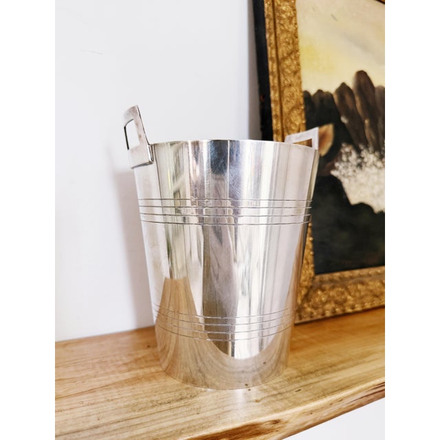 A wonderful vintage circa 1950s English silver plated ice bucket with its original strainer, by Asprey & Co. In excellent...
