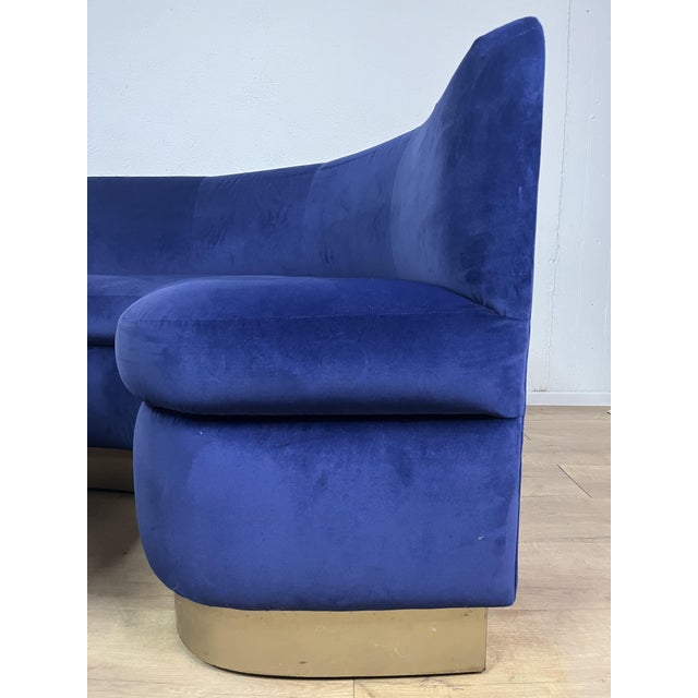 1990s Curved Sofas in Blue Velvet with Brass Base, 1990s, Set of 2 For Sale - Image 5 of 9