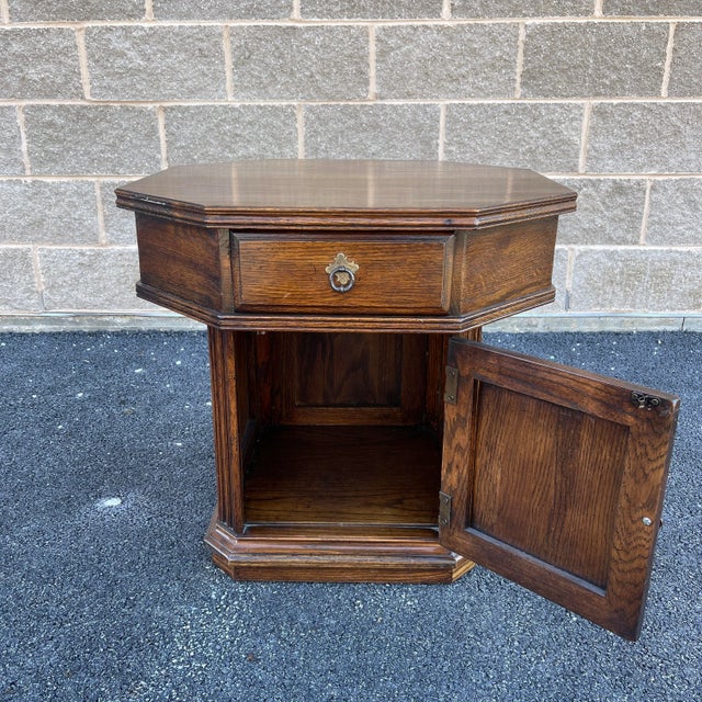 English 1980s Ethan Allen Royal Charter Jacobean Oak Octagonal Side Table 16-8007 For Sale - Image 3 of 11