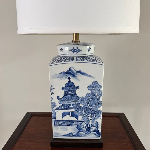 Mid 20th Century Vintage Frederick Cooper Chinoiserie Blue & White Lidded Jar Table Lamp — 28” For Sale - Image 5 of 12