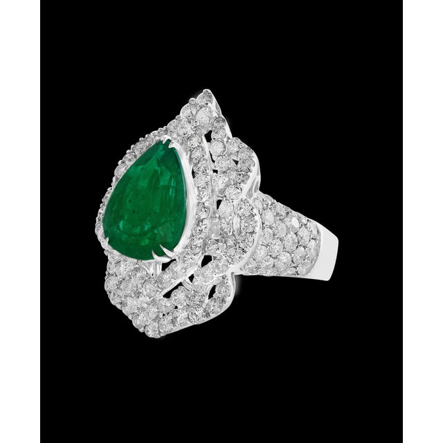 Traditional 4.75 Carat Pear Cut Colombian Emerald & Diamond 18 Karat Gold Ring Estate Size 7 For Sale - Image 3 of 18