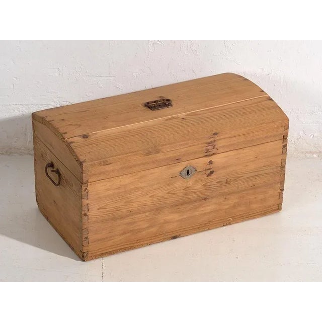 Small antique travel chest (c.1900) Dimensions: Length: 60 cm Depth: 34 cm Height: 33 cm Style: Rustic Materials and...