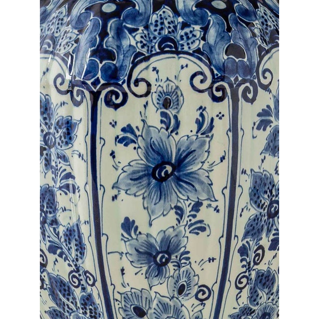 Dutch Delft Blue & White Ceramic Table Lamp with New Pleated Ikat Shade For Sale - Image 9 of 13