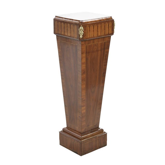 Art deco style column in marquetry. Old wooden saddle restored by our craftsmen. This magnificent Art Deco marquetry...