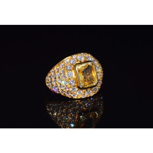 GIA Natural 5.7Cts VS Diamond Unheated Yellow Sapphire 18K Gold Bombay Dome Ring, size 6.5 For Sale In Dallas - Image 6 of 9