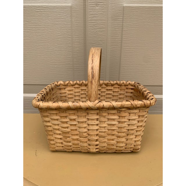 French Country Early 20th Century American Splint Oak Gathering Basket For Sale - Image 3 of 10