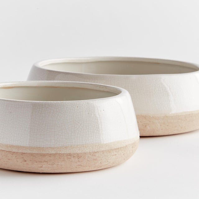 In the perfect shade of warmWhite and finished in a crackle glaze, this set of bowls adds a subtle sophistication to any...