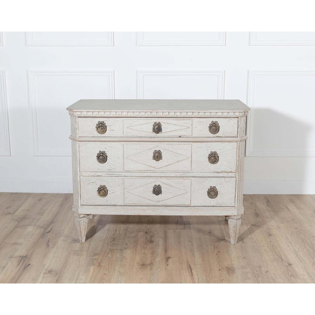 Pair of Swedish Gustavian-Style Painted Chests of Drawers, Early 20th Century For Sale - Image 4 of 9
