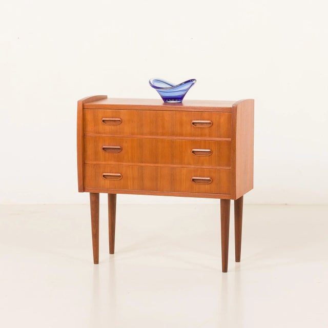 Nicely shaped Danish teak chest of drawers from the 1960s displays craftsmanship typical of Scandinavian mid-century...