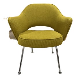 Example of Eero Saarinen Office Chairs