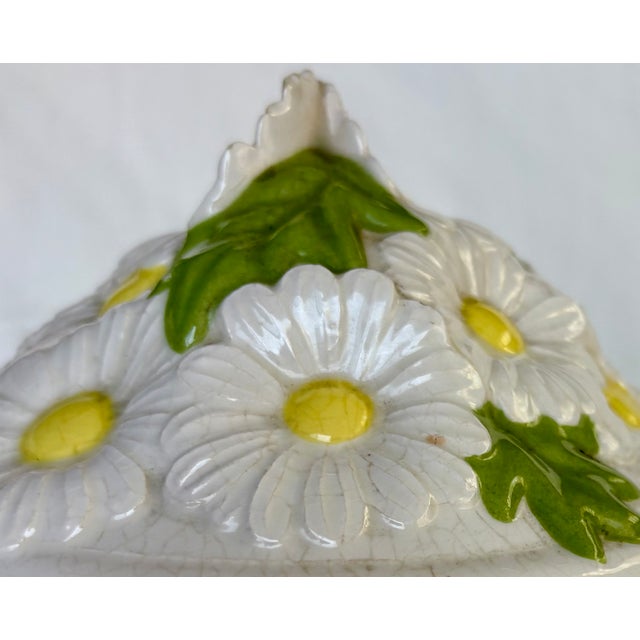 1970s Round Basket Weave White Ceramic Jewelry Box With Dimensional Daisies on Lid For Sale In Palm Springs - Image 6 of 12