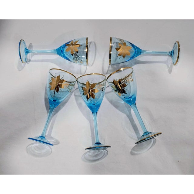 1950s Mid-Century Modern Romanian Vintage Bohemian Blue & 22 Carat Gold Glass Decanter & 6 Piece Set For Sale - Image 5 of 9