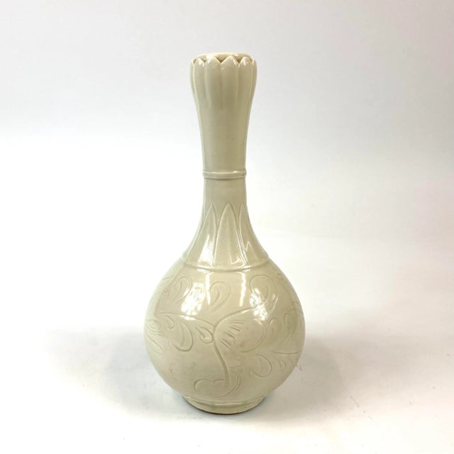 Late 20th Century Chinese Song-Dynasty Style White Lotus Top Vase For Sale In San Francisco - Image 6 of 6