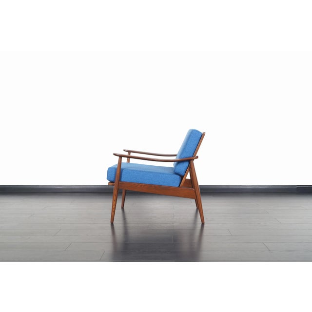 1950s Mid-Century Modern Walnut Lounge Chair With Spindle Back, 1950s For Sale - Image 5 of 10