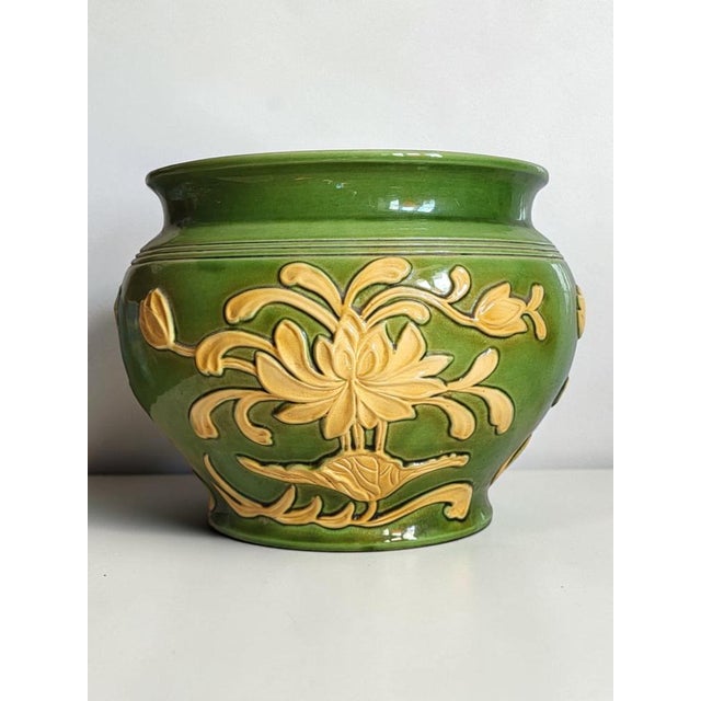 Large green and yellow glazed ceramic planter. Height 25 cm Diameter 33 cm Weight approximately 3 kg In good condition,...