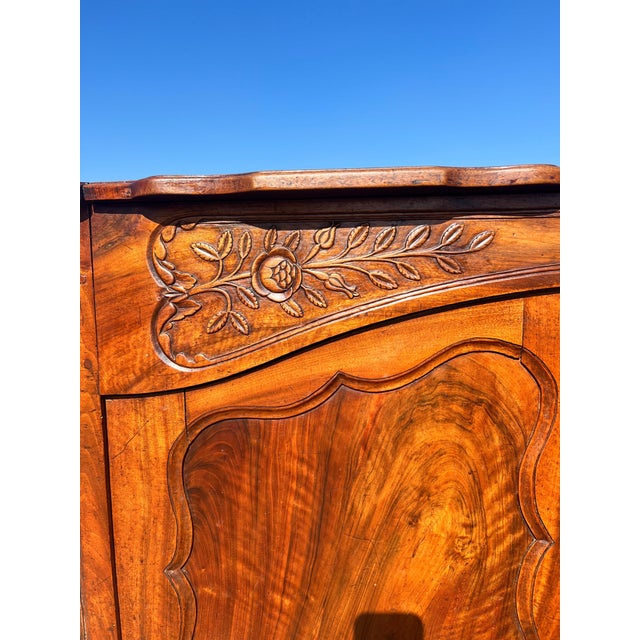 Fine 18th Century French Louis XV Provincial Burl Walnut Sideboard / Buffet. For Sale - Image 4 of 18