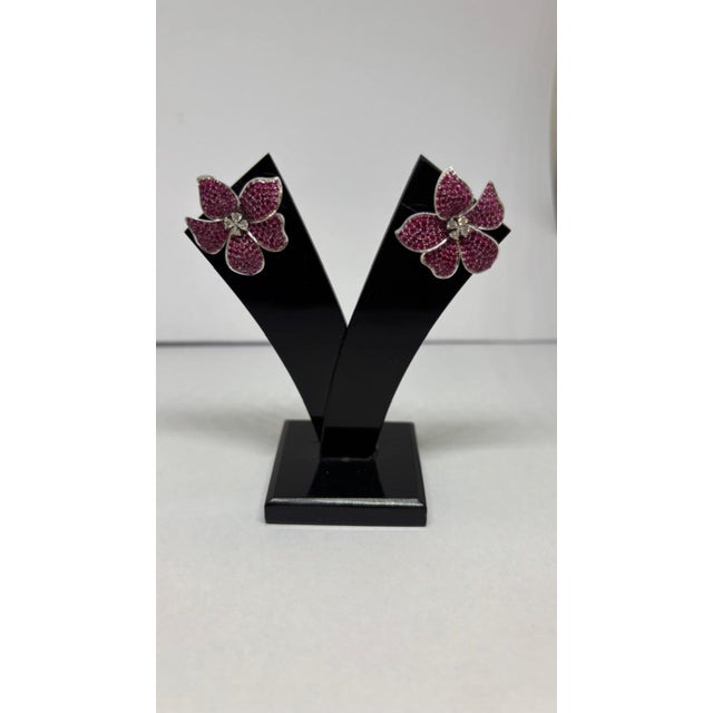 Gemstone details Diamond weight: 0.21 cts Ruby weight: 2.68 cts 14K gold Gross weight: 6.21 grams Gold weight: 5.63 grams...
