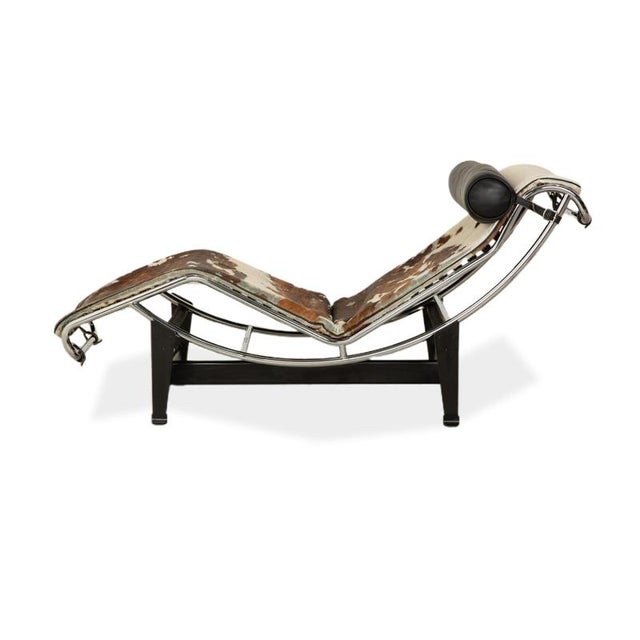 LC 4 Chaise Lounge in Brown, White and Black Cowhide Fur by Le Corbusier for Cassina For Sale - Image 15 of 16
