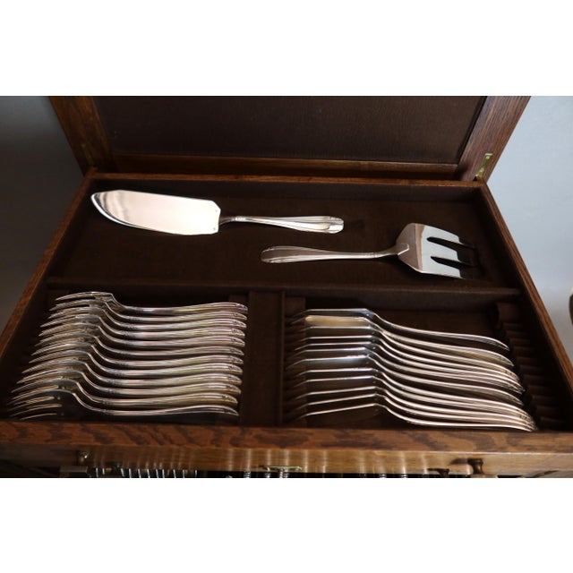 A substantial silver-plated flatware set in its wooden case. It comprises 149 pieces distributed in several drawers: - 12...
