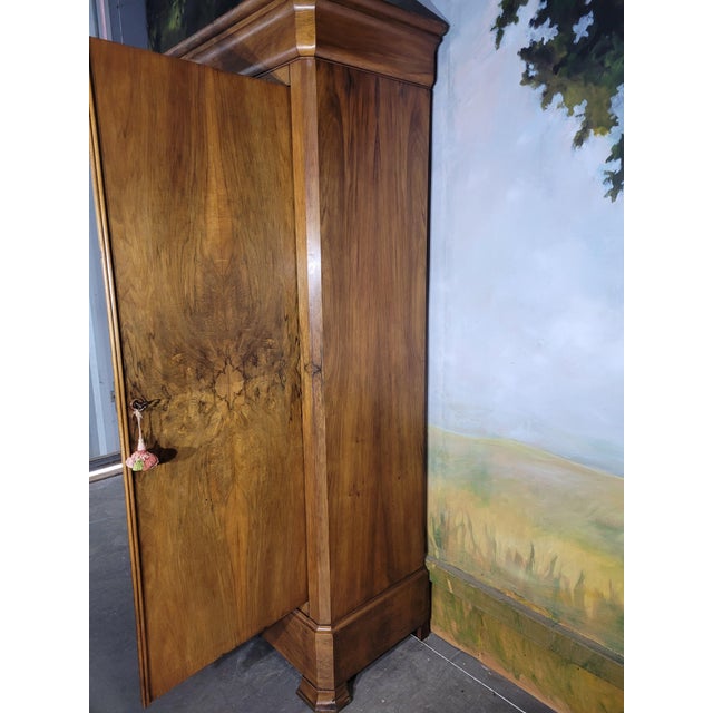Louis-Philippe Wardrobe in Flamed Light Walnut – 19th Century An elegant Louis-Philippe period wardrobe in solid walnut...