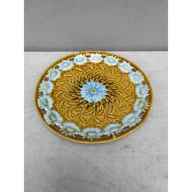 Majolica white daisies plate signed Villeroy & Boch, circa 1900.
