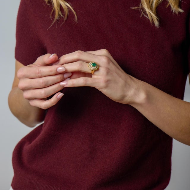 1980s Vintage Emerald Diamond 18k Yellow Gold Cluster Ring, Size 6 For Sale - Image 5 of 6